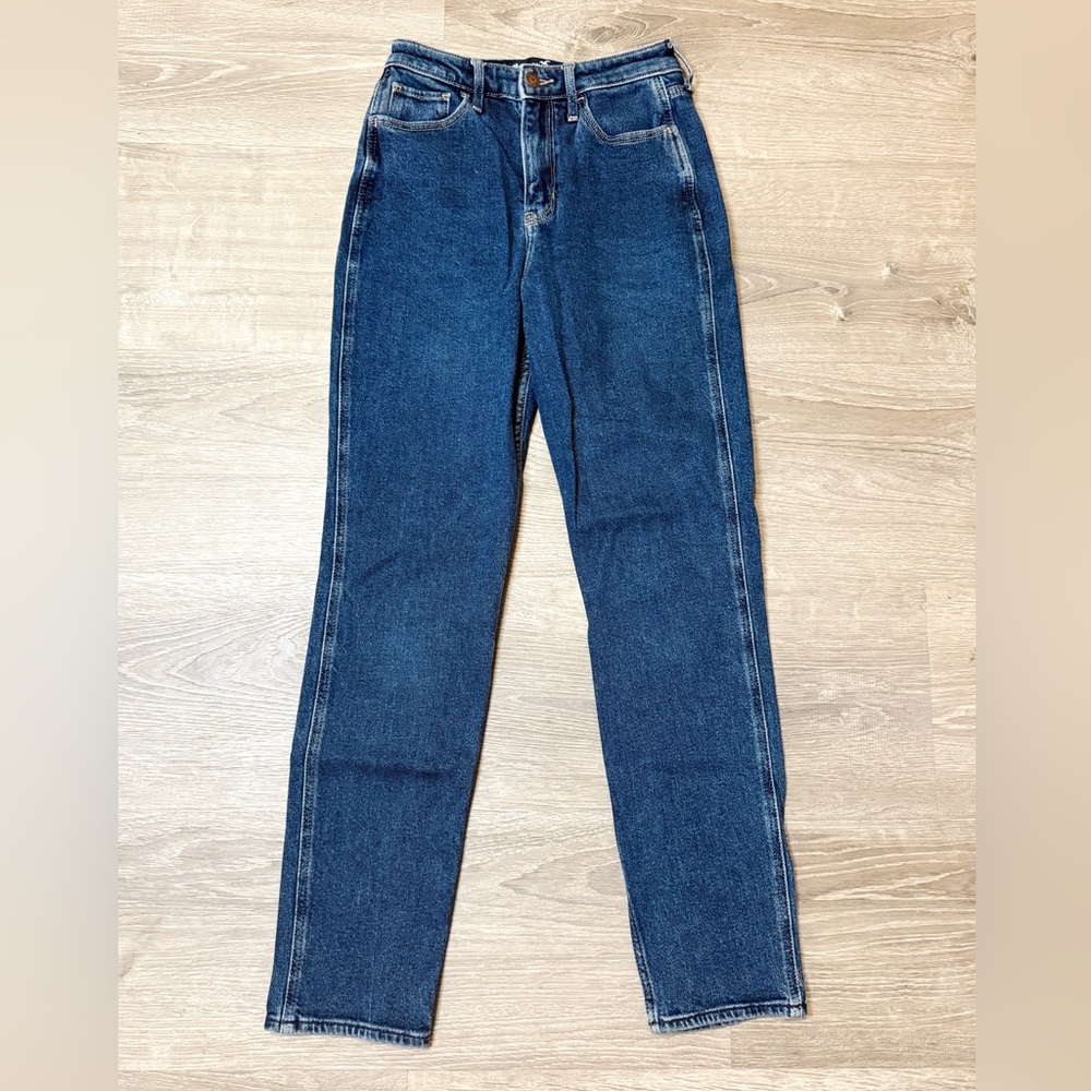 •HOLLISTER• ULTRA HIGH RISE MOM JEANS